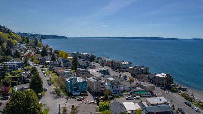 Building Photo - Beautifully Remodeled Top Floor Alki Condo with Views!
