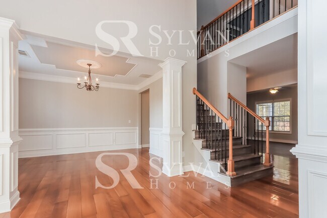 Building Photo - Immaculate 5 BR, 4.5 BA home is awaiting n...
