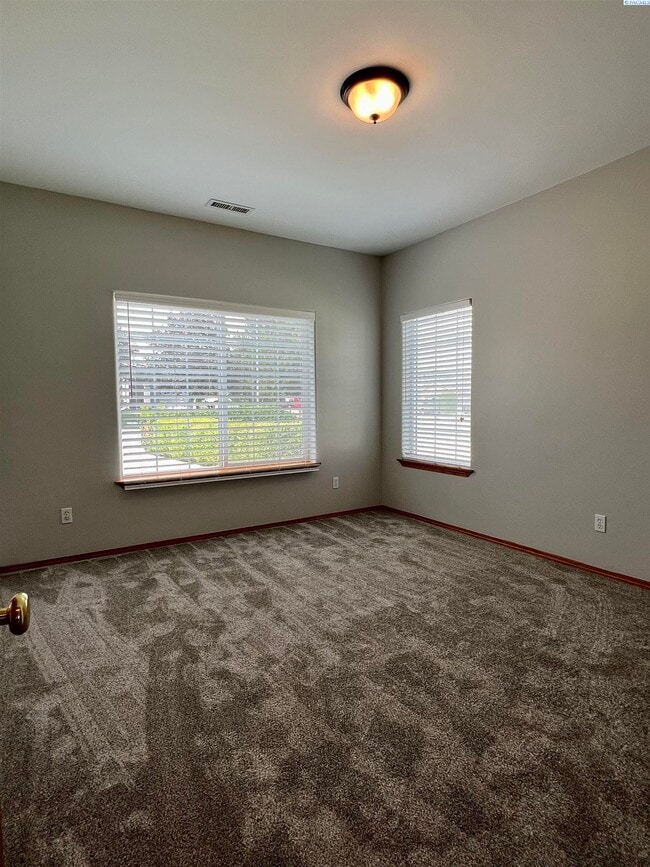 Building Photo - South Richland Freshly Updated w/Bonus