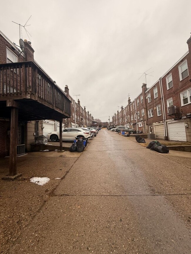 Building Photo - Spacious 3BR Home in Overbrook Park – Front Yard, Modern Kitchen, Washer and Dryer & Basement