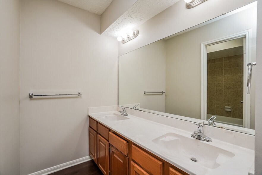 Building Photo - 11918 Cottonwood Ln