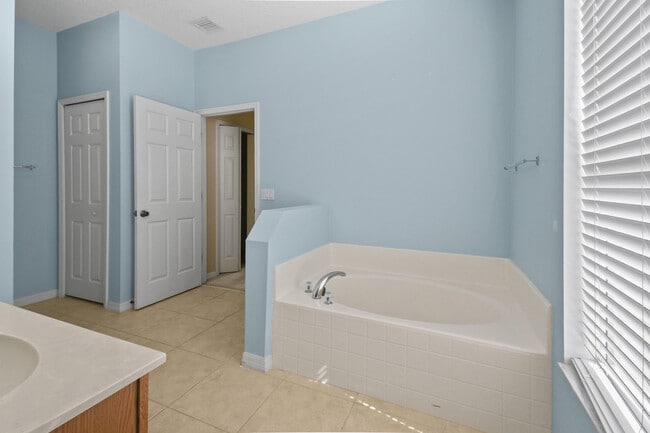 Building Photo - 6221 NW Hacienda Ln