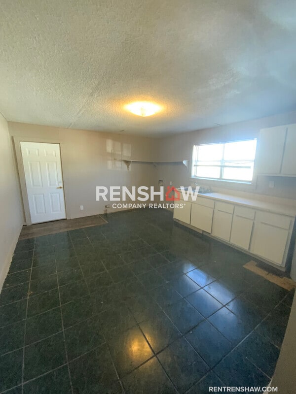 Building Photo - 417 Elm St