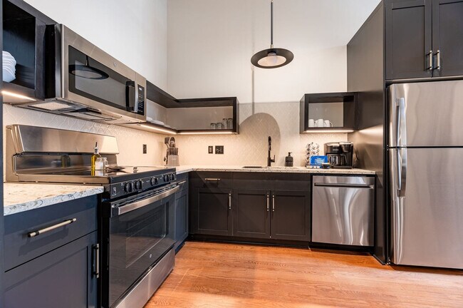 Building Photo - 1011 Canal St