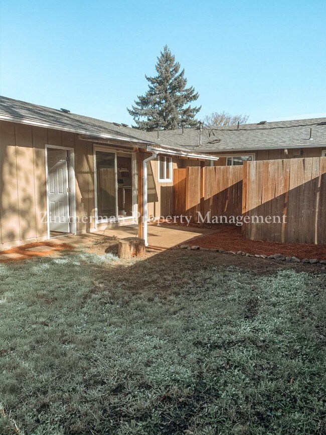 Building Photo - 1375 E Pennoyer Ave