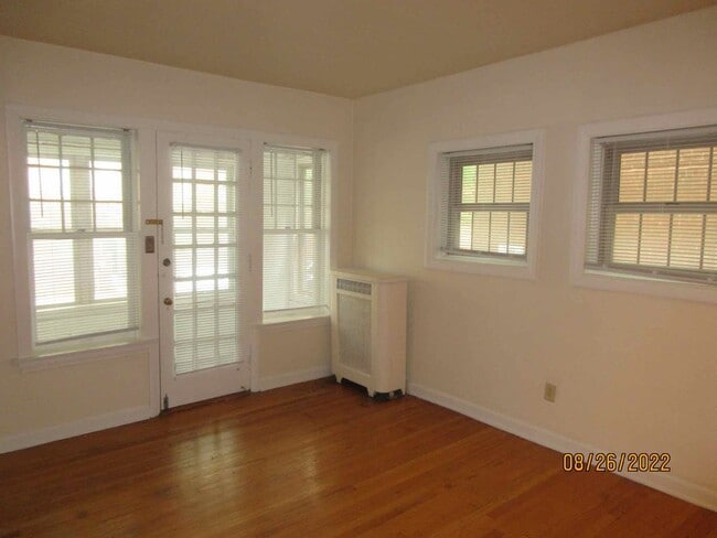 Building Photo - Available September 2026 Large Remodeled 1 Bedroom Apartment with Free Heat!