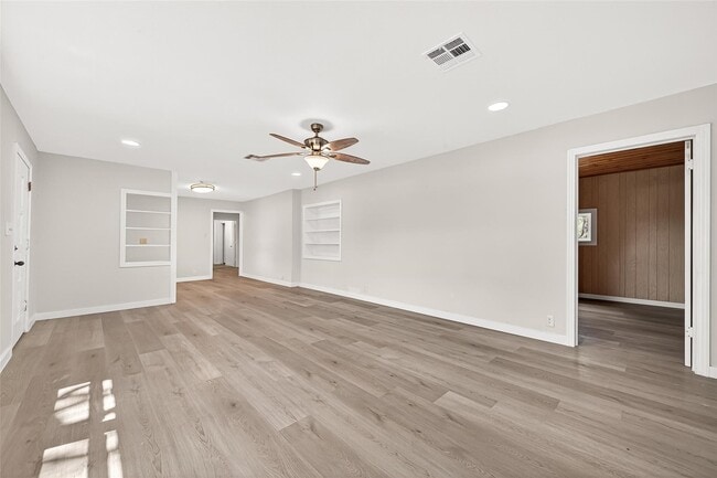 Building Photo - 815 Brooks Ave