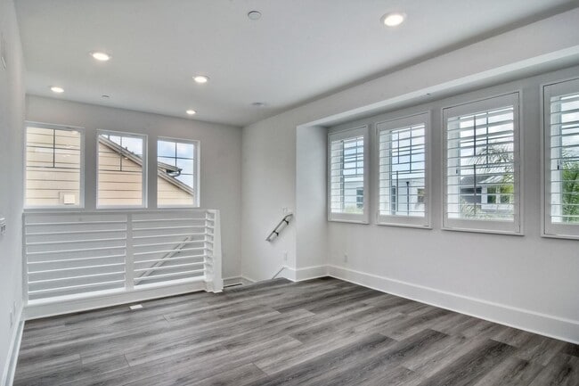 Building Photo - 3 Bedroom Townhome at Bayside Cove!