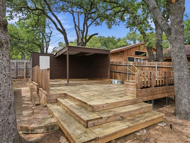 Building Photo - 2121 Canton Dr