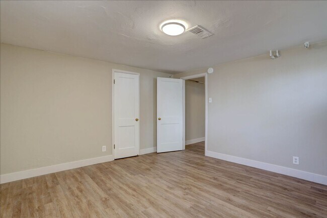 Building Photo - Spacious Sunnyside Bungalow, Finished Base...