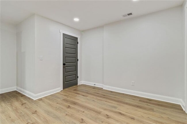Building Photo - 1006 Maple Ave SW