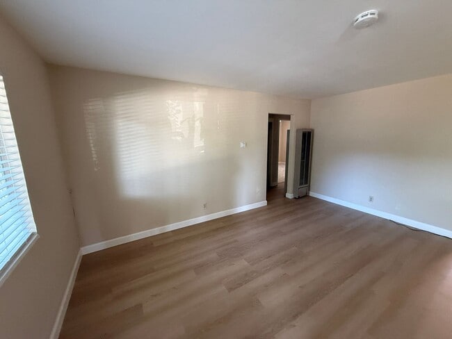 Building Photo - 611 Fairview Dr