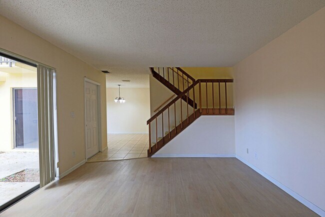 Building Photo - Parkwoods 1570-3