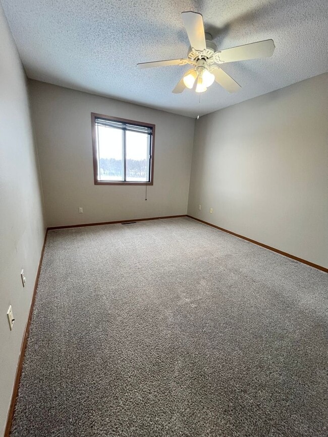 Building Photo - Rent Special - Spacious End Unit 2 Bed/1 Bath Townhome!