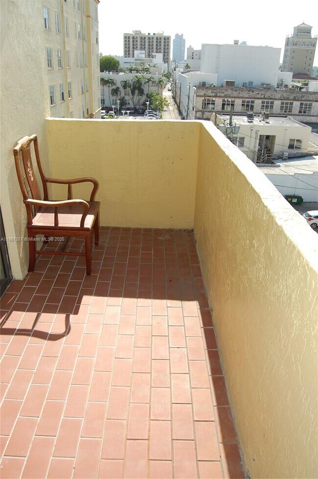 Building Photo - 1334 Collins Ave