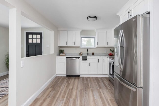 Building Photo - opportunity in South Carver!!