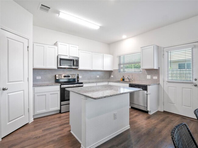 Building Photo - 109 Comet Dr