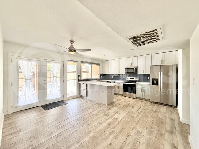 Building Photo - 2113 E Dunbar Dr