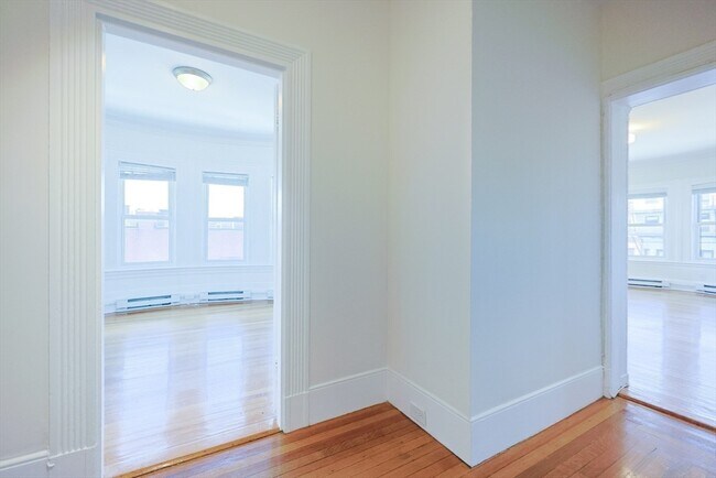 Building Photo - 857 Beacon St
