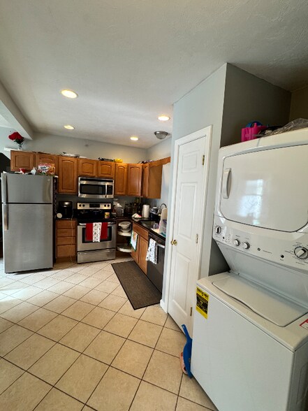 Building Photo - 143 Providence St