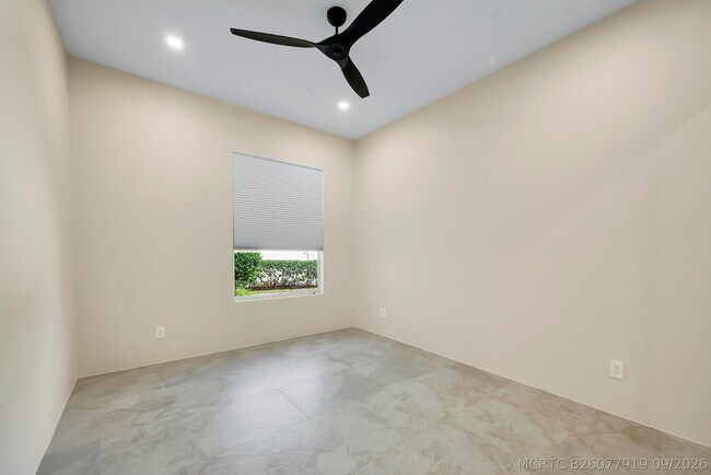 Building Photo - 176 NW Bentley Cir