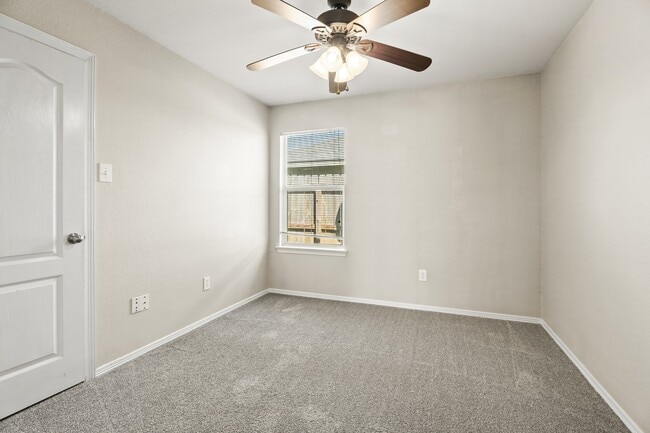 Building Photo - 23 N Golden Oak Dr