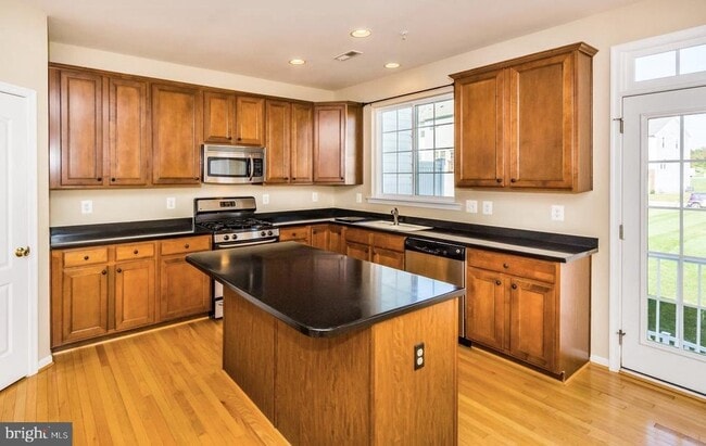 Building Photo - 1693 Mohegan Dr