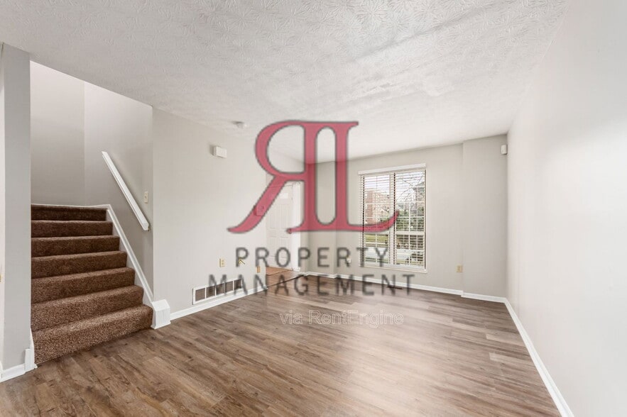 Primary Photo - 341 W 5th Ave