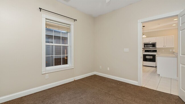 Building Photo - 4880 Dahlia Ct