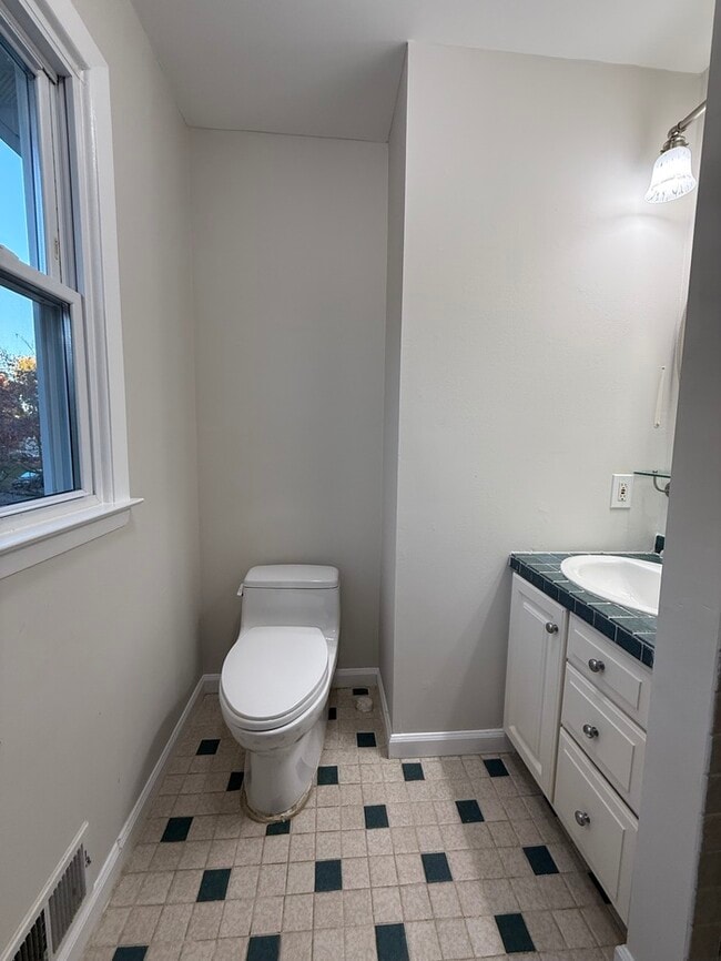 Building Photo - 16 Meadowview Dr