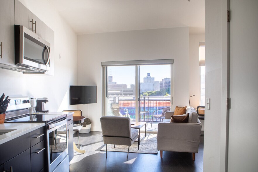 Building Photo - 550 W Juneau Ave