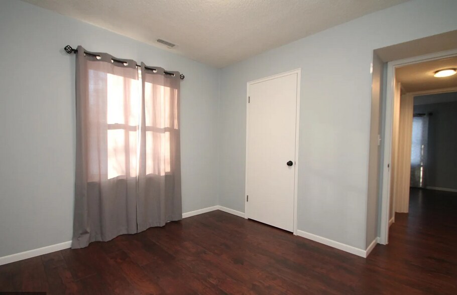 Building Photo - 4219 Oak Drive Ln