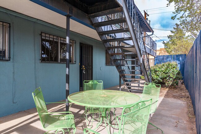 Building Photo - 206 Princeton Dr SE