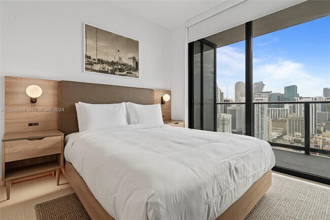 Building Photo - 601 NE 1st Ave