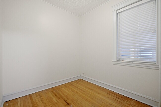 Building Photo - 2522 N Burling St