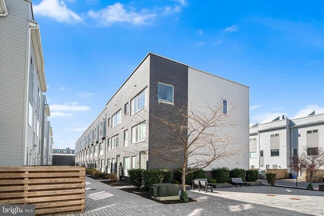 Building Photo - 1640 N 5th Ct