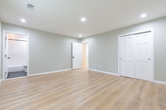 Building Photo - 1000 Rampart Pl