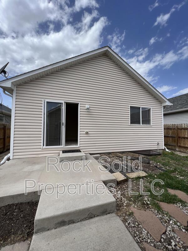 Building Photo - 405 E 5th St