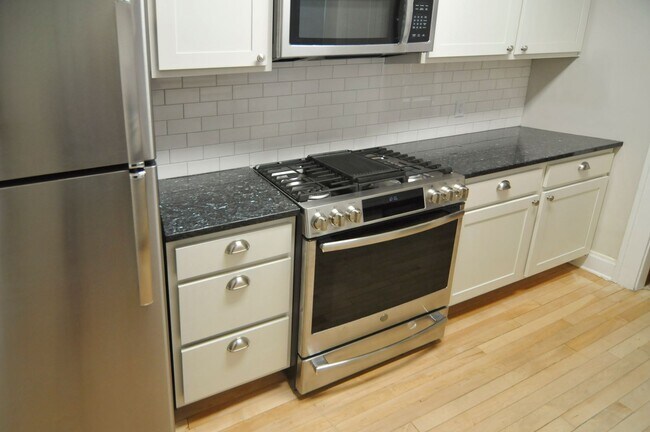 Building Photo - 2 Bedroom in the Vilas Neighborhood