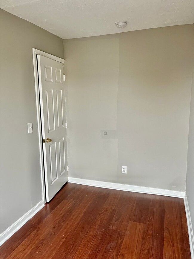 Building Photo - Fully Renovated!