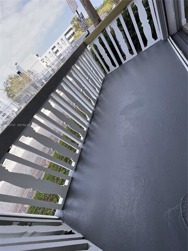 Building Photo - 15221 NE 6th Ave