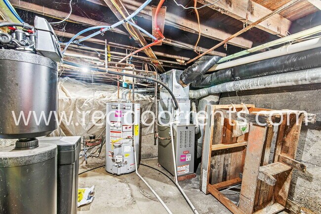 Building Photo - 2028 Hoyt Ave