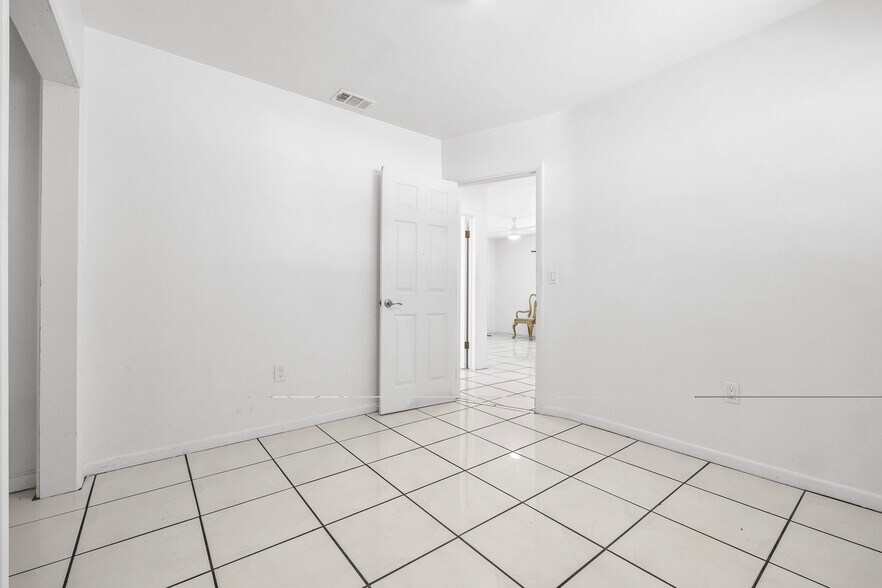 Building Photo - 311 N Arcadia Ave