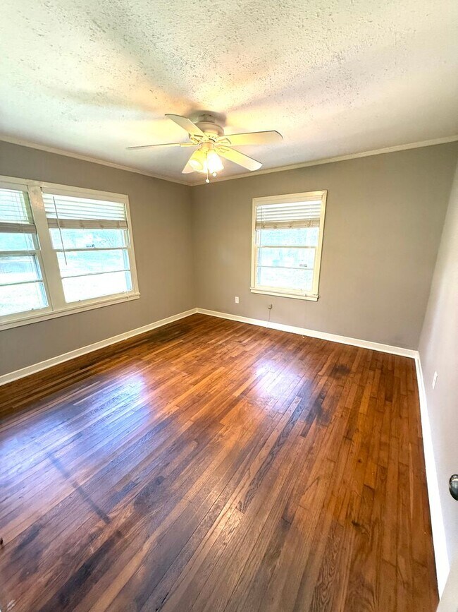 Building Photo - 454 Forest Hills Dr