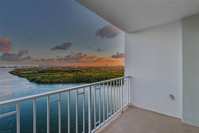 Building Photo - 500 Bayview Dr