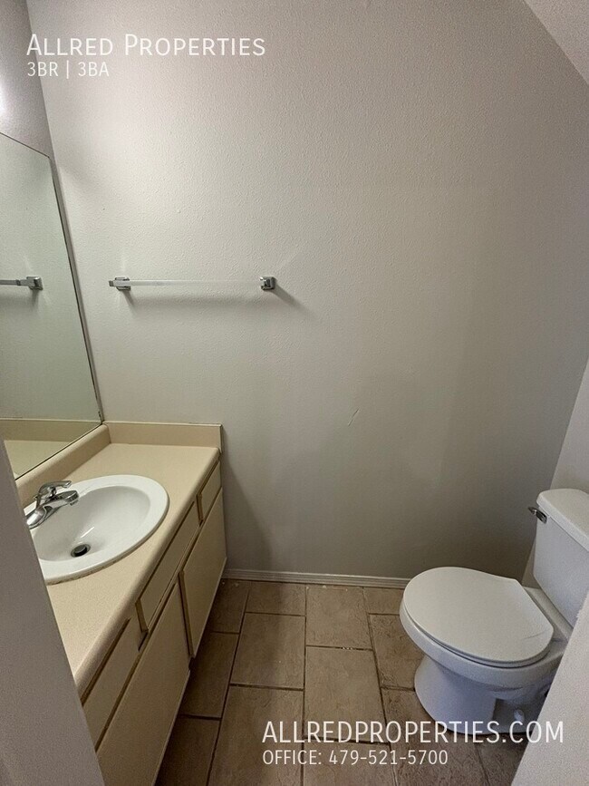 Building Photo - 954 N Daisy Ln