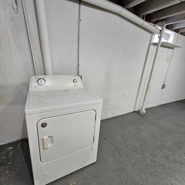 Building Photo - 3 Bedroom Ranch, Eat-In Kitchen, All Appliances, Big Basement with Extra Storage, 2 Car Garage.