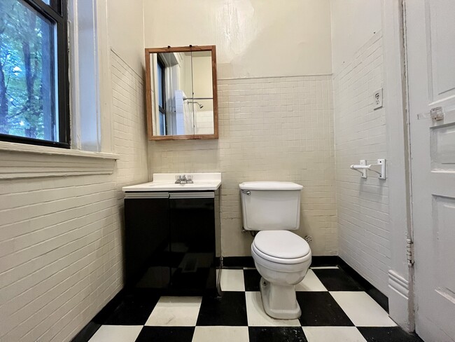 Building Photo - 3765 N Kenmore Ave