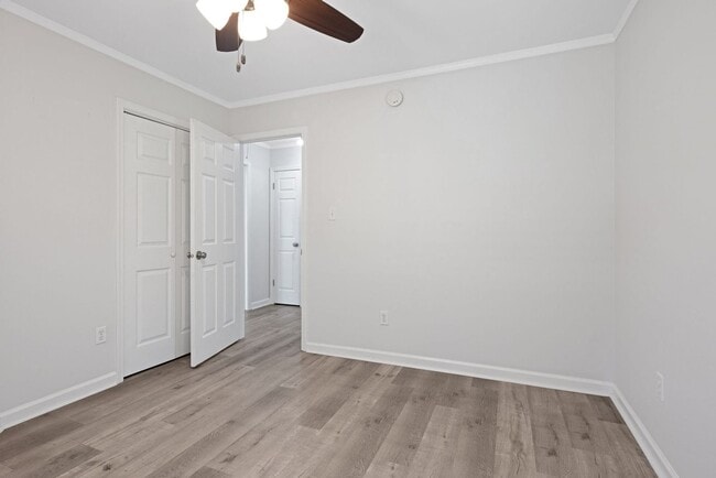 Building Photo - Spacious 5BR House on 2 acres in Chapin!