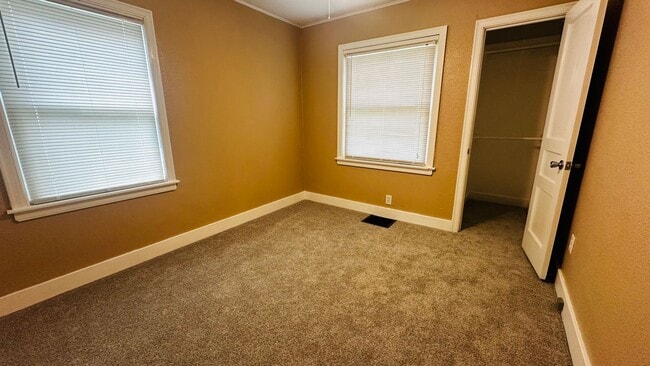 Building Photo - 2 bedroom 1 bath house